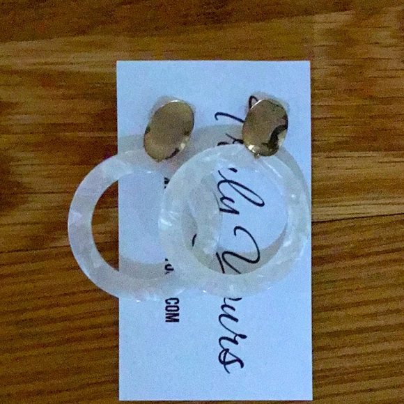 Pretty mother pearl hoop earrings with gold. - Picture 1 of 2